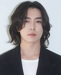 Do you guys know actress Roh Jeong Eui? I don't know if it's just me but  she looks like our Leila Lewellyn in Manhwa, she coloured her hair to  blonde before and