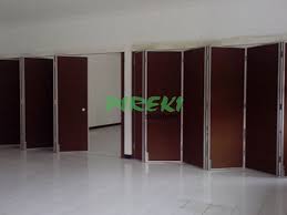 Tidak hanya terbuat dari tumpukan bata, dinding atau sekat yang dimaksud ini juga bisa terbuat dari kayu, triplek, semen, bahkan selembar kain pun bisa dikatakan sebagai sekat, yakni pembatas antara ruang satu dengan ruang yang lainnya. Partisi Ruangan Bongkar Pasang Memiliki Dua Muka Dapat Dilipat