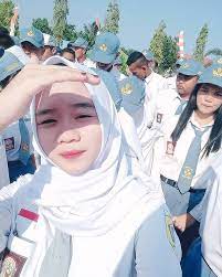 Dalam potingannya, cewek cantik ini meminta netizen untuk edit foto miliknya dengan konsep melihat masa depan. Gambar Keren Kekinian Anak Sma Gaya Foto Selfie