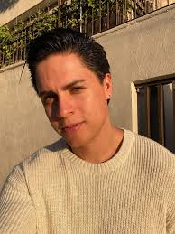 Viviendo mi verdad con orgullo, amor y sin miedo. Porque ser uno mismo es  el acto más poderoso de todos 🌈