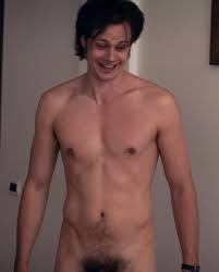 Bill Skarsgård nudo in una nuova serie - BitchyX