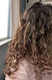 This curly hairstyle is perfect for women who need a hair routine that isn't complicated and want their natural texture to exist effortlessly. Curly Girl Method For 2b 2c 3a Hair Routine For Fine Curly Hair