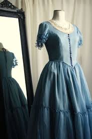 Alice, désormais âgée de 19 ans, retourne dans le monde fantastique qu'elle a découvert quand elle était enfant. Robe Alice Au Pays Des Merveilles Alice Dress Robe Alice Au Pays Des Merveilles Costume Alice Au Pays Des Merveilles Idees Vestimentaires