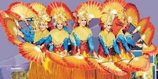 Dengan kesal kutarik dan kupegang lengan mba lisa dengan cepat dan keras, kudekatkan mumbau ke mukanya jadi apa. Tari Tarian Daerah Dan Propertinya