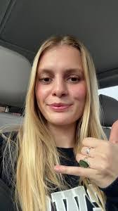 Scarlett Holt's Instagram, Twitter & Facebook