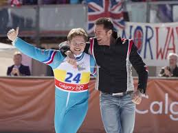 Eddie (taron egerton) nem igazán ügyes, sőt, első ránézésre kifejezetten kétballábasnak tűnik, viszont nagyon kedves. Eddie A Sas Eddie The Eagle 2016 Mafab Hu