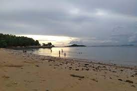 Istana pasir di pantai dengan gambira. Nikmati Pantai Tanjung Pinggir Sambil Memandang Kota Singapura Gaya Hidup