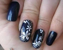 Las nubes de flores son la nueva tendencia de decoración de boda pues harán ver cualquier lugar mucho más elegante. Flores Unas Decoradas Unas Negras Unas Con Flores