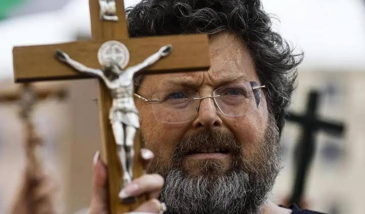 images?q=tbn:ANd9GcQZHAy86kFQqxomdayPfSm0Dflw1dLeoi4zJASP_e3jCoZGyN8F2RrAQMta&s=10 Mario Adinolfi agli arresti domiciliari: la "scommessa collettiva", le accuse e il peso della credibilità pubblica