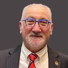 Richard Kind, 66, is an American actor. He is best known for his roles as  Dr Mark Devanow in Mad About You (1992