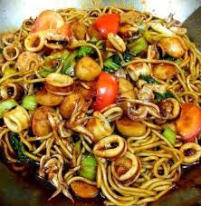 With a sticky, savoury sweet sauce, noodles are tossed with chicken, prawns, vegetables and signature egg ribbons. Begini Cara Masak Mi Goreng Basah Paling Mudah Tak Perlu Letak Garam Serbuk Perasa Pun Dah Sedap Keluarga