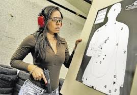 Resultado de imagem para delegadas bonitas do rio de janeiro