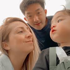 Tenía 9 años cuando viajé por primera vez a Noruega con mi familia, por 3  meses. A pesar de haber sido chica sufrí un gran choque cultural. Fue  extraño.. quería ser