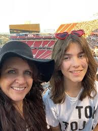 Amanda Stults's Instagram, Twitter & Facebook