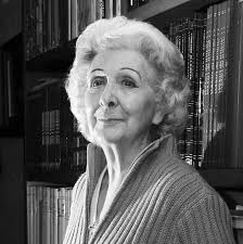 Profesora emérita de la Escuela Nacional de Antropología e Historia,  Beatriz Barba fue la primera mujer en graduarse como arqueóloga en México y  una de las más grandes investigadoras en iconografía y