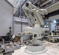 Smart fabrik med robotautomatik i motortillverkningen och ...