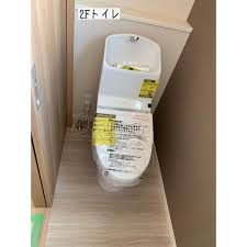 tyune house instagram トイレのコンセント トイレのコンセントは目立たないように 便器の後ろ側に設置するよう お願いしていました 1fトイレのコンセントは いい感じに目立たない位置 2fトイレのコンセントが すごーい目立つ位置に 涙