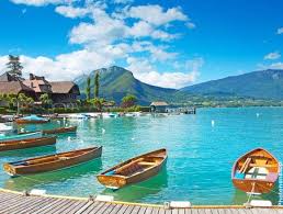 Bords Du Lac Annecy France Entre Le Massif Des Bauges Et Le Massif Des Bornes Laissez Vous Conter La Riche Histoire De L Ancie Talloires Lac Annecy Annecy