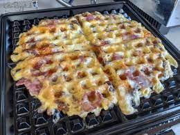 Den teig nach und nach in das waffeleisen gießen und die herzhaften waffeln von beiden seiten goldbraun ausbacken. Keto Bacon Kase Waffeln Keto Rezepte De Rezepte Lecker Low Carb Rezepte