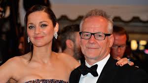 Présenté en compétition officielle au festival de cannes 2021, il s'agit d'une comédie romantique, à la sauce 2021, très différente de l'œuvre du réalisateur français. Cannes 2021 Thierry Fremaux Annonce Un Festival Vivant Et Un Gros Blockbuster Americain Premiere Fr