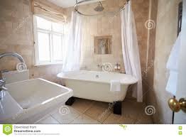 Schones badezimmer mit mosaikfliesenwand bathroom mosaik 21 schone badezimmer dachgeschoss design ideen bilder Schones Badezimmer Mit Freiem Stehendem Bad Und Dusche Stockbild Bild Von Dekor Verbesserung 71533489