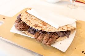 Con crescia marchigiana, o crescia sfogliata, si intende una focaccia, simile alla piadina, tipica della regione delle marche ma diffusa anche in umbria. Piadina Romagnola Vs Crescia Marchigiana La Cucina Italiana