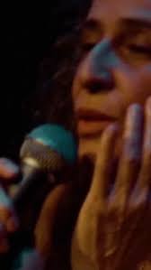 🎙️ Um momento histórico da música brasileira! No palco do 29º  @premiomusicabr, realizado em 2018, @caetanoveloso, sua irmã  @mariabethaniaoficial e seus filhos @morenoveloso, @zecalavigneveloso e  @tomlveloso, interpretam juntos “Pérola Negra”. Um encontro