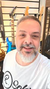 Patrick Souza saiu Impressionado com o que viu no O Acústico! Depois de um  workshop incrível, o guitarrista deu uma volta pela loja e ficou  impressionado com cada detalhe — do palco