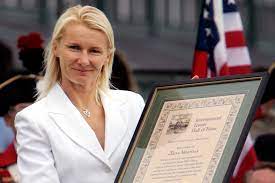 Novotna won the wimbledon title in 1998 beating venus williams and martina hingis on the way to her wimbledon champion jana novotna has died at the age of 49 after suffering from cancer (afp. Wimbledon Champion Jana Novotna Dies After Long Battle With Cancer Abc News