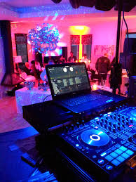 Le dj mariage doit est à votre écoute, son expérience, son matériel et son professionnalisme feront de votre soirée une réussite. Animation Mariage Bas Rhin Hoenheim Animation Dj Alsace