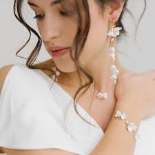 Collier bijou de dos de mariée "Agostina" avec multitude de fleurs en  porcelaine et perles d'eau douce