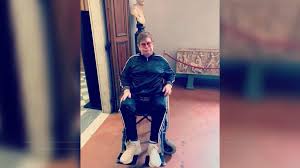 Die hostels in bari erstrecken sich von der altstadt bis in die angrenzenden viertel. Kurz Vor Tourstart Elton John Fahrt Im Rollstuhl Durchs Museum