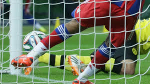 Für die dominant, aber häufig zu umständlich agierenden gäste erzielte mats hummels den ersten treffer. Debatte Um Dfb Pokalfinale Hummels Kopfball Laut Videoanalyse Klar Im Tor Sport Sz De