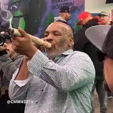 Fotos que quitan el aliento de algunos de los porros mas grandes del mundo. Mundo Deportivo Mike Tyson Se Fuma Un Porro Gigante Facebook