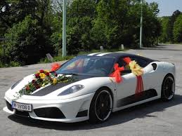 Séparez à la main les quatre épaisseurs de tulle pour donner du volume au vous pouvez décorer votre tutu, avec par exemple des strass, des fleurs en tissu ou des rubans. Quelques Idees Pour Decorer Sa Voiture De Mariage Miledy Event