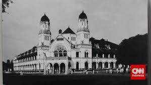 Dibangun pada 1904, bangunan cagar budaya dengan arsitektur khas belanda ini berusia lebih dari 100 tahun. Menyingkap Kecerdasan Arsitektur Lawang Sewu