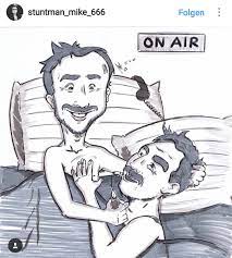 Die talkshow startete erst wöchentlich, schon die zweite staffel im märz 2017 lief dann nur noch einmal im monat, zunächst sonntags um 23.15 uhr, später dann erst gegen mitternacht. Fest Und Flauschig Twitterissa Mike Meyer Hula Madera Hat Olli Schulz Und Jan Bohmermann Gezeichnet Und Bekommt Von Uns Dafur Einen Kuss Auf Die Eichel Festundflauschig Https T Co 7eqpmdnirq