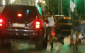 Les enfants seuls écrasent leur nez contre les vitres. Loi Sur La Prostitution Le Client Desormais Delinquant Le Parisien