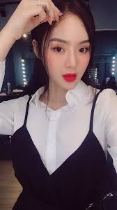 Tên thật của cô là lê ngọc phương trinh, sinh năm 1995 tại thành phố hồ chí minh. Em Gai Angela PhÆ°Æ¡ng Trinh Ngay Cang Phá»•ng Phao Gá»£i Cáº£m Khong Kem Gi Chá»‹ Gai