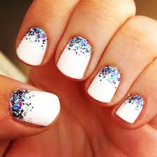 Estos diseños de uñas acrilicas son seguros para hacer que sus uñas destaquen. Pintate Las Unas De Blanco Sin Que Parezca Que Traes Corrector Diseno De Unas Con Brillos Manicura De Unas Unas De Maquillaje