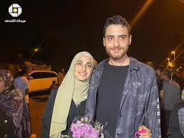 وقال شقيق منى الكرد الأصغر منها سنا، محمود، لـcnn إن عددا من عناصر الشرطة والمخابرات يذكر أن الناشطة الفلسطينية منى الكرد كانت من أبرز الرافضين لقرار إخلاء حي الشيخ جراح. Davpjvpfxjcizm