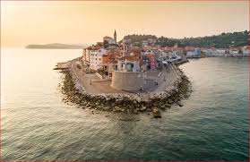 Portorož is known as a town of fun and full of seaside joy. Yachtcharter Portoroz