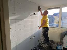 prijzen badkamer betegelen vloertegels leggen wandtegels zetten natuursteen