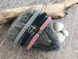 Auf dem mittleren faden können an beliebigen stellen so viele perlen, wie sie möchten, eingefädelt werden. Freundschaftsarmband Diy Anleitung Fur Makramee Armbander