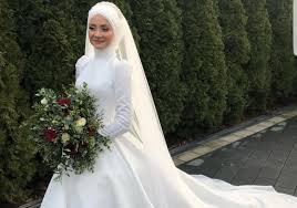Kumpulan baju pengantin simple cantik ini bisa membuat kamu semakin bersinar di hari spesialmu nanti. Rekomendasi Gaun Pengantin Muslimah Simple Tapi Elegan Wedding Market