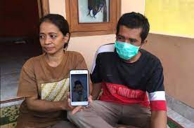 Pelaku mengirim sate takjil beracun yang ditujukan kepada seseorang berinisial t. Icxcms5qatmnlm