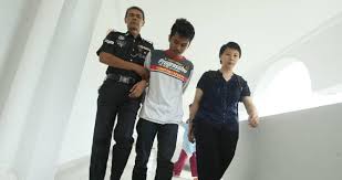 Dua lagi anggota pengawal bilik tahanan unit sungai wangi tentera laut diraja malaysia (tldm) di sitiawan, ditahan hari ini untuk bantu siasatan berhubung. Keldai Akaun Didenda Rm300