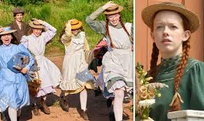 Miranda mckeon, la actriz que le da vida al personaje de josie pye en la serie de televisión anne with an e, y con la que ha alcanzado el reconocimiento internacional desde que se estrenó en netflix, acaba de revelar a través de una publicación en su cuenta personal de instagram que fue. Anne With An E Season 3 Cast Who Is In The Cast Fashionbehindthescene
