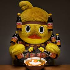 狂気の沙汰】チキンラーメンひよこちゃんの圧が強すぎる!? - 味ぽんを投入する姿に「夢に出てきそう…」「無表情で、ドボドボ入れてるのが怖い わ」と話題：マピオンニュース