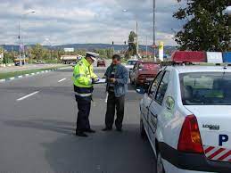 Comisarul sef viorel andronic, seful biroului politiei rutiere piatra neamt, si sase agenti din subordine au fost retinuti de procurorii dna bacau, miercuri seara, pentru 24 de ore, pentru mai multe fapte de luare si dare de mita si fals intelectual. PoliÈia RutierÄ Piatra NeamÅ£ S A Repliat Èi S A Pus Pe Èoferi InfracÈional